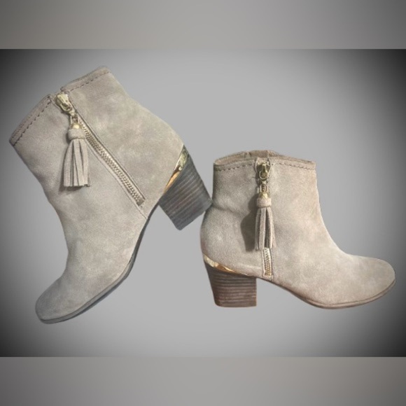 Isaac Mizrahi taupe suede booties w/shiny gold hardware accents. Wmns sz 6 - Picture 1 of 5